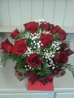 12 Luxury Red Roses With gyp