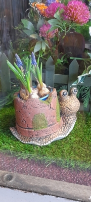 SNAIL PLANTER WITH BULBS