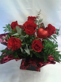 6 luxury red roses in a gift box with heart